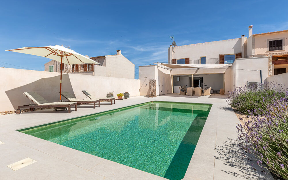 Luxuriöses Stadthaus mit Pool in Es Llombards, Mallorca – Moderner Komfort und Mediterranes Flair