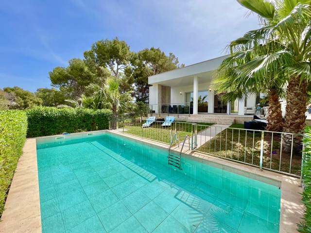 Villa Moderna de Estilo Bungalow Entre Costa de la Calma y Santa Ponsa